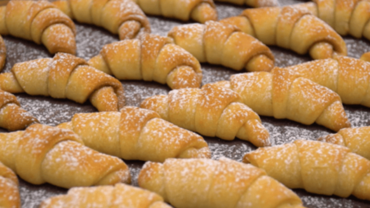 Пухкі рогалики, що тануть у роті: простий рецепт ідеального тіста