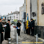 «Він ніколи не думав про себе й не скаржився»: у Луцьку відкрили меморіальну дошку на честь бойового медика Романа Ткача