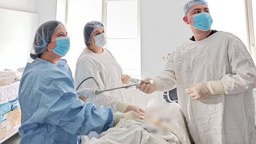 24 години - і додому: на Волині медики прооперували 9-річного пацієнта із гострим апендицитом через три проколи