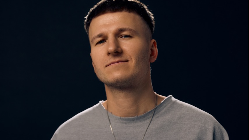 «Нас зігрівають не речі, а люди»: співак з Волині презентував нову пісню