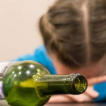 На Волині дитина отруїлась алкоголем, що залишився після застілля матері