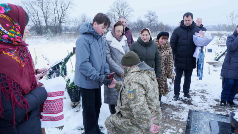 Місяць не дожив до дня народження: рідним Героя з Волині вручили його посмертну нагороду