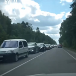 Сезон добігає кінця, а охочих відпочити не меншає: сотні автівок стоять у черзі на Світязь. Відео