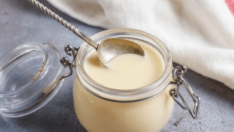 Домашнє згущене молоко з 4 інгредієнтів: виходить густим і смачнішим за магазинне