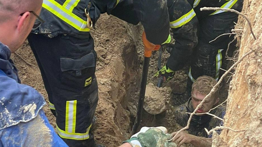 Був годину під землею: у Луцьку врятували робітника, якого завалило піском у траншеї