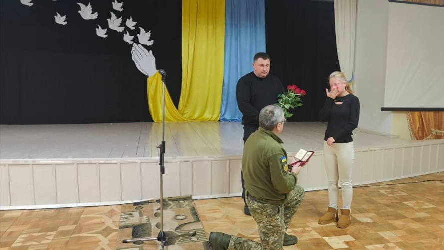 Назавжди 27 років: сестрі Героя з Волині вручили його посмертну нагороду