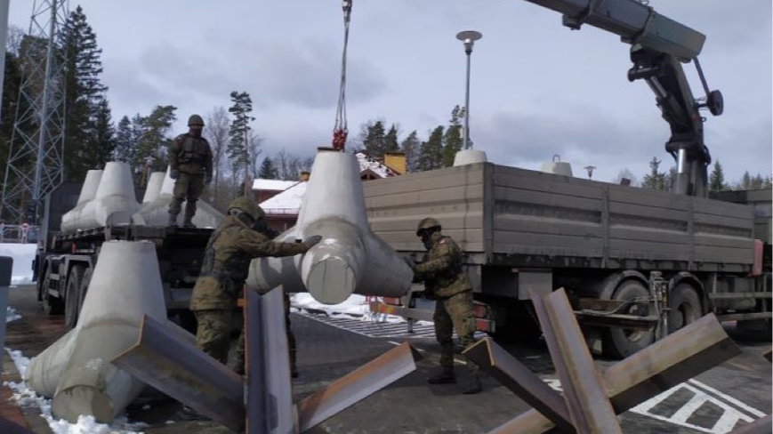 Поляки почали встановлення залізобетонних «їжаків» на кордоні з Білоруссю