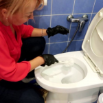 1 ложка цього засобу — і ваш унітаз блищить як новий: наліт зникає на очах