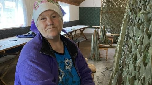 На Волині 73-річна прабабуся плете сітки для захисників України