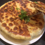 Ліниві коржики з м’ясом за 30 хв – соковитіші за біляші та без олії