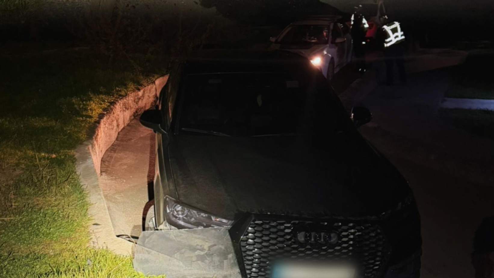 Нічні перегони у Луцьку: водій Audi тікав від поліції і врізався у бордюр