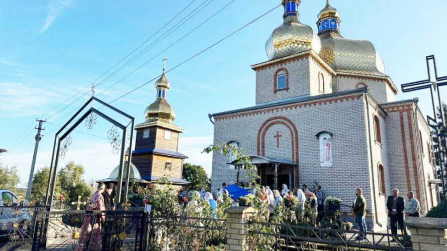 Новий храм звели навпроти спаленого дерев’яного: історія церкви у селі на Волині, яку будували усім селом