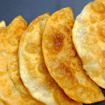 Тісто буде хрустким та з бульбашками: рецепт соковитих чебуреків