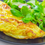 Як приготувати поживний омлет на сніданок