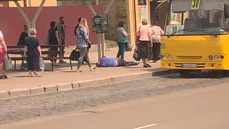 Чіплявся до жінки: у Луцьку водій викинув п'яного «в дрова» чоловіка з маршрутки