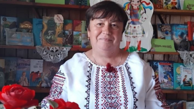 Збирає історії села, возить книги читачам і допомагає війську: незвичайна бібліотекарка з Волині