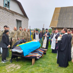 Жорстока війна залишила батьків без сина: у Луцькому районі провели в останню путь 26-річного Героя Романа Климчука