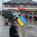 Краплі дощу змішались зі сльозами: волиняни зустріли воїна Сергія Деркача