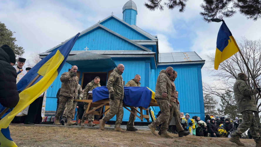 Навіки у строю: у селі на Волині попрощалися з Героєм Валентином Ярощуком