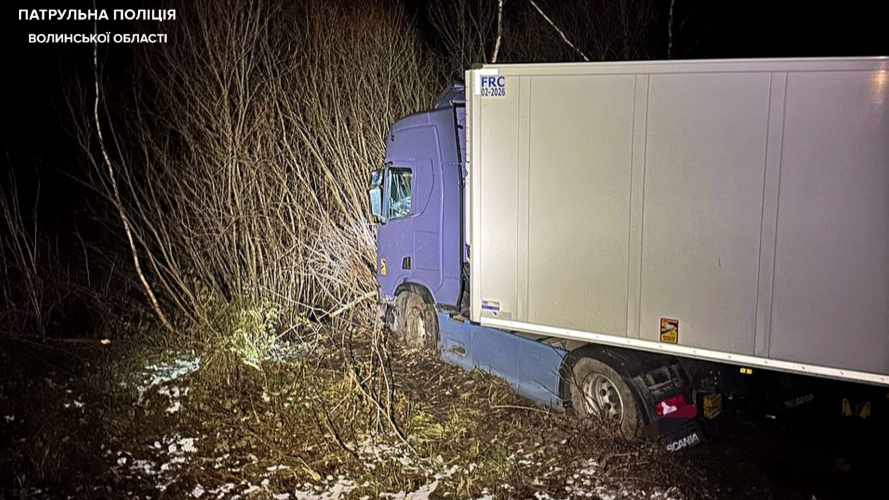 На Волині водій фури заснув за кермом і злетів у кювет