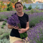 Купують зі всієї України: волинянка вирощує лавандин і створює квіткові композиції
