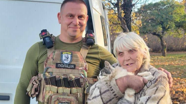 Кадри облетіли Мережу: з Авдіївки евакуювали вчительку з кішкою. Фото
