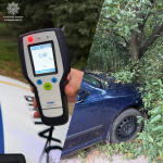 У Луцьку п’яний 33-річний водій без прав і страховки влетів у дерево