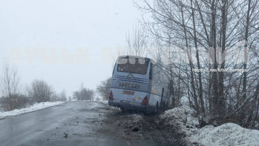 Має польську реєстрацію: у Луцькому районі автобус зʼїхав з дороги у кювет