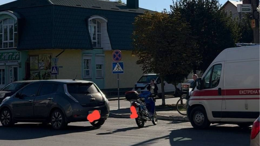 Не впорався з керуванням і впав просто на дорогу: на Волині сталася ДТП з мотоциклістом