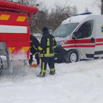 Снігові замети на Волині: рятувальники та небайдужі громадяни допомогли доставити породіллю до лікарні