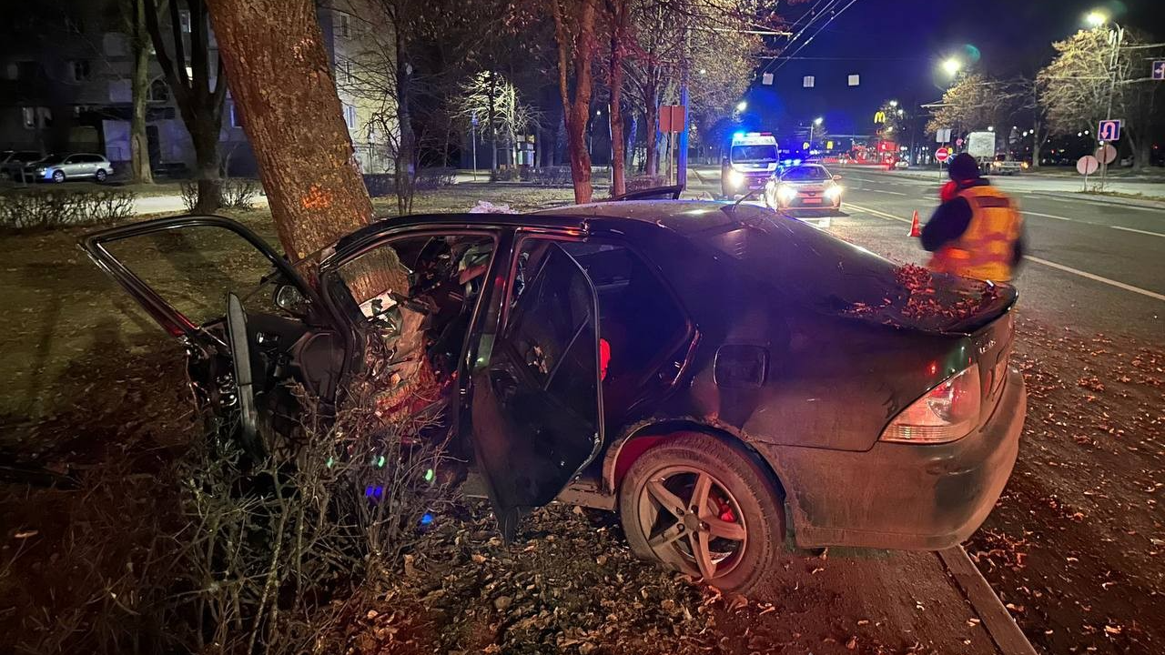 Нічна ДТП у Луцьку: водій на Lexus на шаленій швидкості влетів у дерево