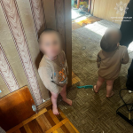 Виглядали з вікна 5-го поверху: у Луцьку мати закрила двох малолітніх дітей у квартирі