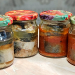 Рибна консерва врятує при вимкненнях світла: найкращий рецепт на зиму без автоклава