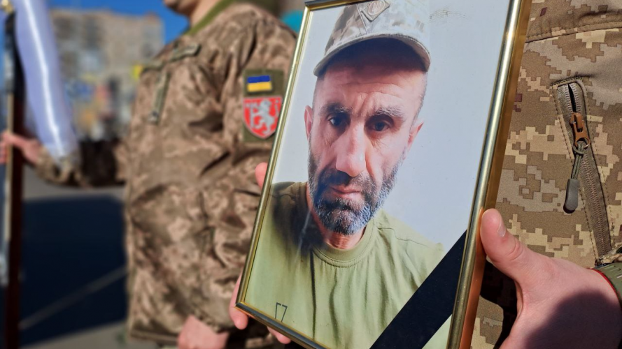 Мав приїхати у відпустку, а повернувся навіки «на щиті»: на Волині попрощалися з Героєм Олександром Маслом