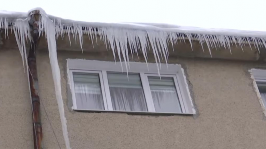 Небезпека бурульок у Луцьку: хто відповідає за крижані нарости на будинках і куди звертатися містянам