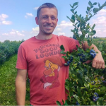 Лохина замість окопів: як ветеран АТО з Волині після поранення створив успішний ягідний бізнес