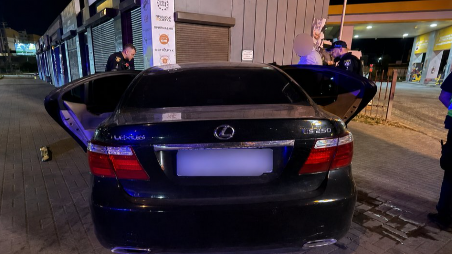 У Луцьку п'яний водій Lexus вночі тікав від патрульних і врізався у магазин