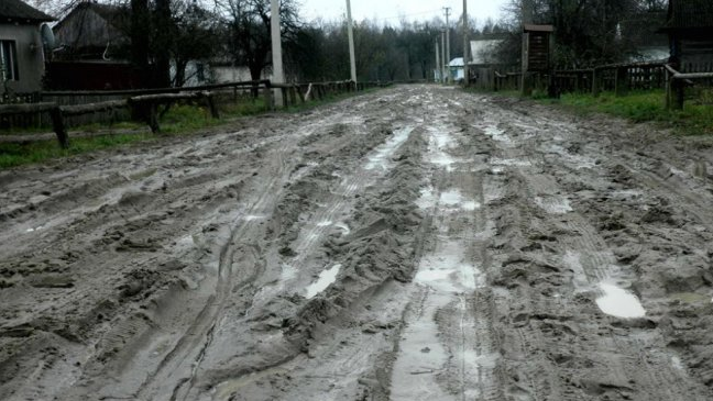 Скоро і хліб не буде як возити: через погану дорогу у село на Волині не їздитиме автобус