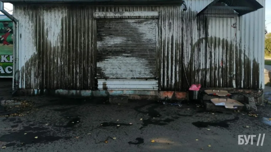 Після пів року тиші напади відновилися: на Волині втретє облили мастилом кіоск підприємця