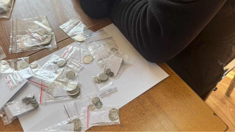 Через «Ягодин» киянка намагалася незаконно вивезти 223 старовинні монети