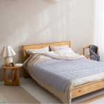 Це не маячня і не забобони: які предмети категорично не можна тримати біля ліжка