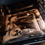 Нагар відпав пластами: чим відмити духовку від старого жиру без хімії