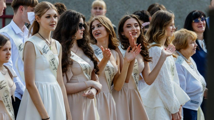 Скільки коштує зібрати одинадцятикласника на випускний в Луцьку?