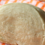 Не рветься і не липне до рук: як приготувати ідеальне тісто для вареників