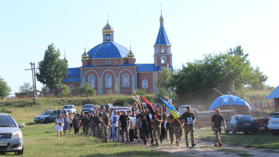 «Виростив двох синів, мріяв про онуків»: на Волині попрощалися з 49-річним Героєм Русланом Гребенем