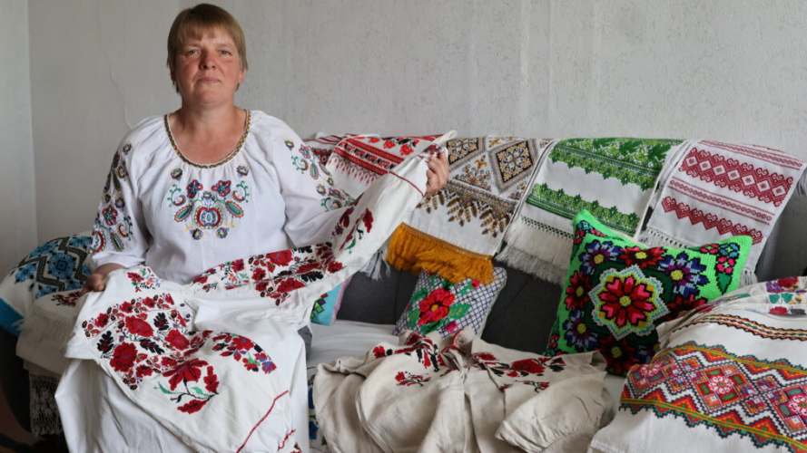 «У них – душа наших предків»: волинянка зберігає унікальні сорочки віком понад 100 років