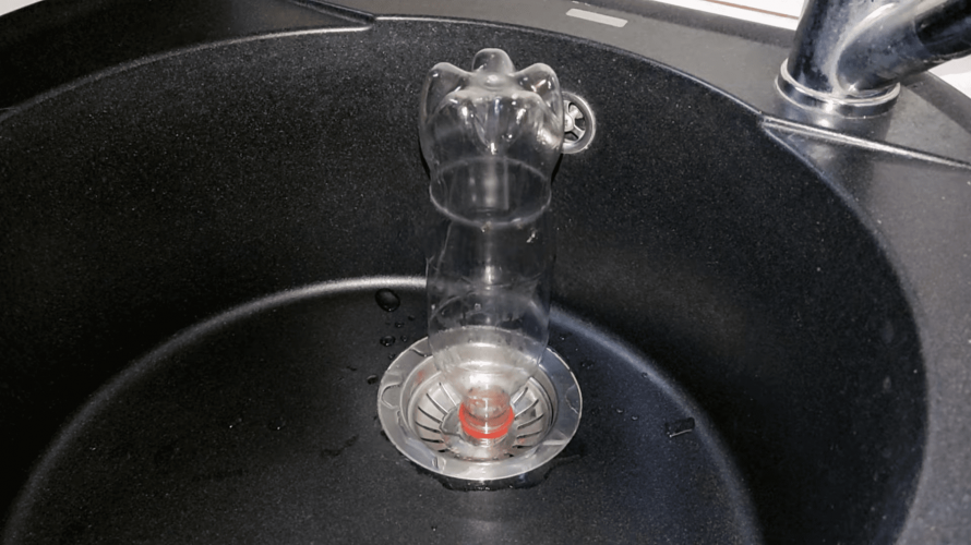 Простий спосіб прочистити злив і позбутися запаху без хімії