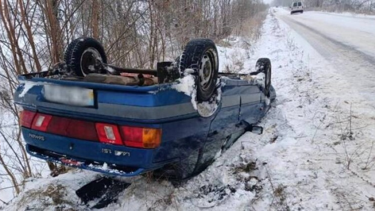 Не впорався з керуванням: на Волині через ожеледицю авто злетіло з дороги