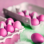 Рожеві крашанки без барвників: як легко пофарбувати яйця буряком до Великодня