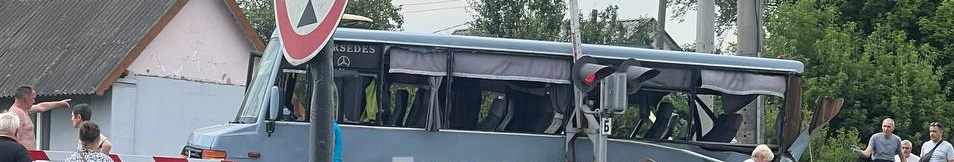 На Рівненщині потяг зіткнувся з маршруткою: відомо про трьох загиблих